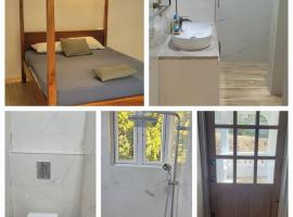 3 master bedrooms All-in-one, rumah liburan di Roseau