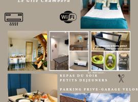 Les gîtes de Joséphine proche Chambord, hotelli, jossa on pysäköintimahdollisuus kohteessa Courbouzon