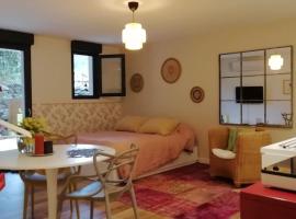 Studio en rez de jardin, hotel di Collobrieres