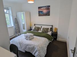 Fantastic 3-Bedroom House in London, παραθεριστική κατοικία σε Morden