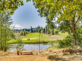 Chehalis Getaway with Golf Course View and Fire Pit!, hotel in Chehalis