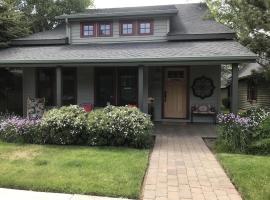 Steps to Downtown & Amazing Views-Hot Tub/Pool/AC, hotel in Sisters