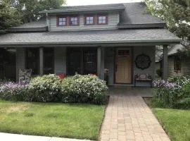 Steps to Downtown & Amazing Views-Hot Tub/Pool/AC