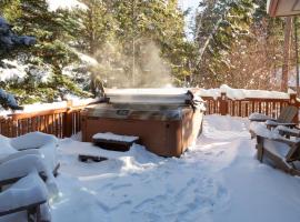 Whitefish Into the Wild at Suncrest- Ski Mountain & Lake Nearby Hot Tub & Views!, hotel with parking in Whitefish
