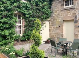 The Footmans Cottage, hotel amb aparcament a Longwitton