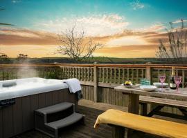 Lily Pad Cottage with hot tub, hotel i Padstow