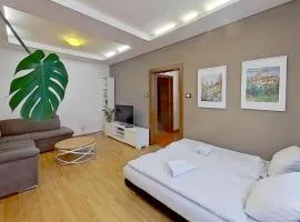 2BR APT with free garage parking, close to the historic centre