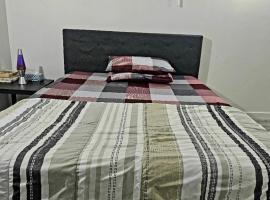 Bright and Cozy Room with Free Parking, hotel in Edmonton