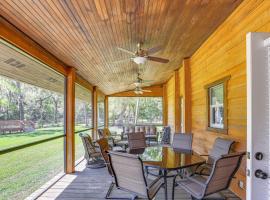 Tranquil Suite with Porch Less Than 2 Mi to Cedar Lakes!: Williston şehrinde bir otoparklı otel