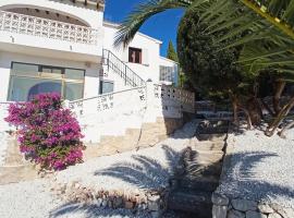 Spacious detached villa on the Costa Blanca with heated pool and beautiful view, hotelli kohteessa Bernia