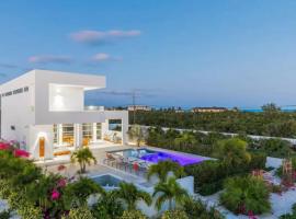 Entire Villa in Providenciales, Long Bay Beach, Turks and Caicos Islands, hotel sa bazenima u gradu Long Bay Hills
