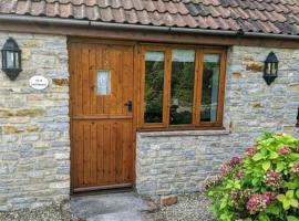 The Burcott Inn Cottages, holiday home in Wells