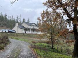 Majestic newly renovated home surrounded by greenery, hotel in Grants Pass