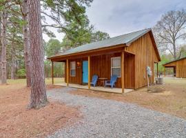 Heber Springs Cabin 2 Mi to Greers Ferry Lake!, hotel dengan parking di Heber Springs