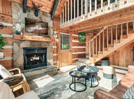 NEW! Black Bear Chalet Getaway with Games, Hot Tub, RnR, Fun, cabin in Sevierville