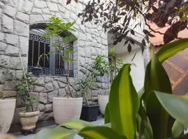 Casa Inteiro Com Internet e Garagem Grátis Próx Praias