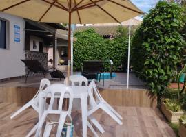 Casa c/ Piscina e Área Gourmet, 5 min da praia.，瓜拉帕里的飯店