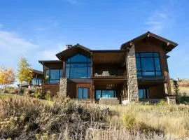 Luxurious Tuhaye Home with Modern Interior, Mountain Views