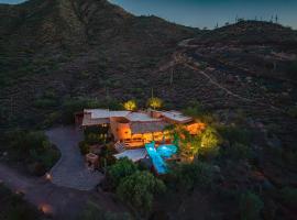 Cave Creek Casa de las Cruces- Mountainside w Views and Pool, Hot Tub and More!, hotel sa parkingom u gradu Kejv Krik