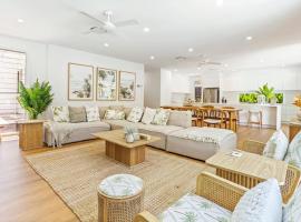 Paradise on Pacific ~ New Sunshine Beach Luxe Home, holiday home in Sunshine Beach