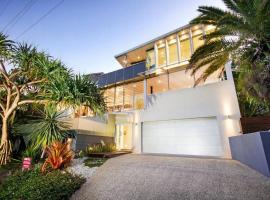 The Boat House, 5 Bryan St, Luxury Beside Beach, holiday home in Sunshine Beach