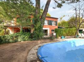 Cozy Home In Pertuis With Outdoor Swimming Pool, hotel i Pertuis