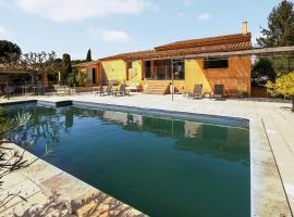 Awesome Home In La Tour-daigues With Private Swimming Pool, Can Be Inside Or Outside, vikendica u gradu La Tour-dʼAigues