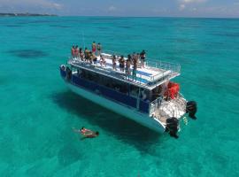 Catamaran Fragata Cancun, hotel in Cancun