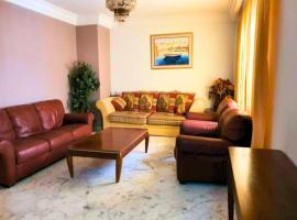 Appartement 141m2 Moderne Haut Standing de 3 Chambres - Internet Fibre à Ennasr 2 - Idéal pour Famille - Service Navette, family hotel in Borj Turki