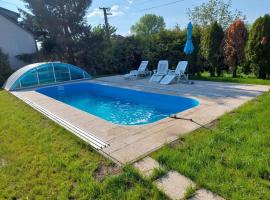 schönes Ferienhaus mit grossem Pool 4 km zum Balaton、Balatonszentgyörgyのホテル