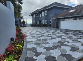 Beautiful Battersea Lodge, cottage in Mandeville