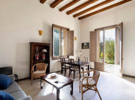 Vilaseca apartment with private terrace, готель з басейнами у місті La Torre de Claramunt