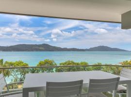 Lagoon Beachfront Lodge 202 on Hamilton Island by HamoRent, בקתה בהמילטון איילנד