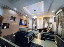3 bedrooms with Modern Amenities, hotel di Abeokuta