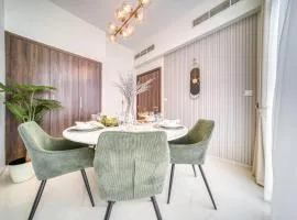 Stylish 3BR Townhouse with private outdoor lounge- Victoria Damac Hills 2