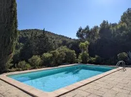 Provençal house between sea and vineyards