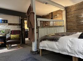 Charming two-bedroom apartment, One Drake Road, Tavistock, hotel din Tavistock