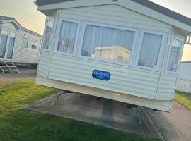Captivating 3-Bed static caravan in Clacton-on-Sea, apartment in Clacton-on-Sea