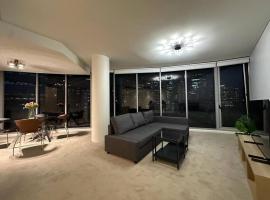 Cozy 2 Bedroom Apartment Darling Harbour, hotel with pools in Sydney