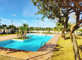 Cosy Top-Floor Sunny Apartment with Balcony, Stunning Golf Resort Views,Proximity to Swimming Pool and Kids Playground, Only 20min to the Beach, resort em Roldán