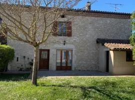 Jolie maison avec cheminée, à la campagne