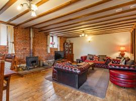 Threshers Barn and Shire Horse Barn, cottage in Cawston