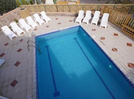YalaRent Afarsemon Apartments with pool - For Families & Couples, feriebolig i Eilat