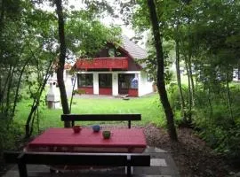 Familienfreundliches Ruhiges Ferienhaus in Feriendorf Silbersee mit Offenem Kamin