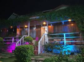 Serene Farmstay with Pool & Machan, hotel v destinaci Noida