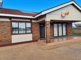 Inviting 3-Bed House in Bulawayo, holiday home in Bulawayo