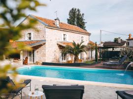 Rustic Villa San Lorenzo with pool in Umag, hotel con parcheggio a Babići