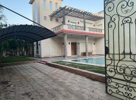 El dakroury king mariout villa, hotell i Naj‘ al Aḩwāl