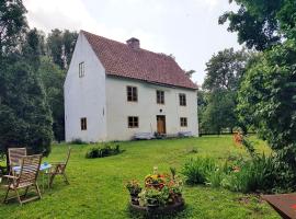 Genuine Gotland house with large garden in Roma, hotel din Romakloster