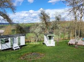 Petit a Petit - gypsy wagons and Bell tents in the Bourgogne, מקום אירוח ביתי בSaisy